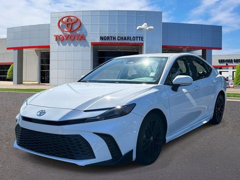 Used 2025 Toyota Camry SE w/ Convenience Package FWD image 5