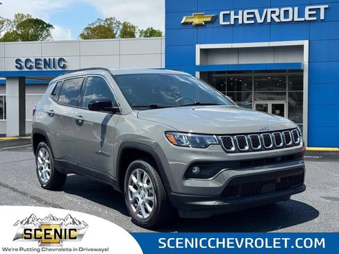 Used 2023 Jeep Compass Latitude AWD/4WD image 1