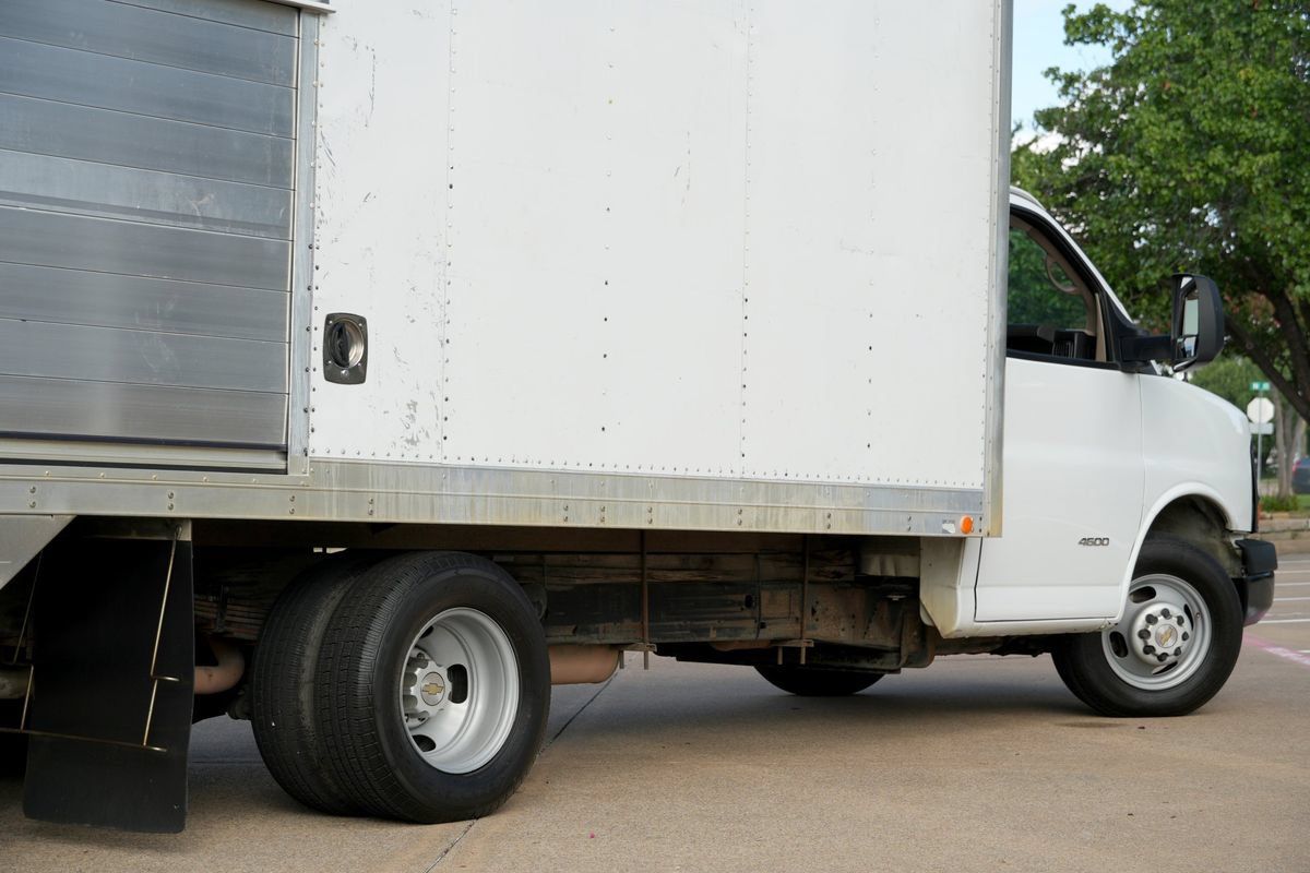 Used 2015 Chevrolet Express 4500 RWD image 38