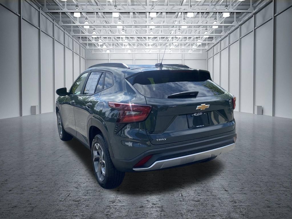 Used 2025 Chevrolet Trax LT w/ LT Convenience Package FWD image 9