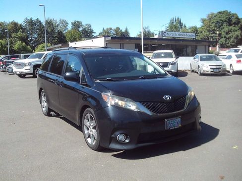 Used 2012 Toyota Sienna SE FWD image 7