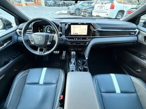 Used 2025 Toyota Camry SE image 9