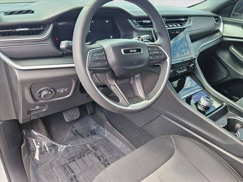 Used 2025 Jeep Grand Cherokee Laredo w/ Trailer Tow Package AWD/4WD image 10