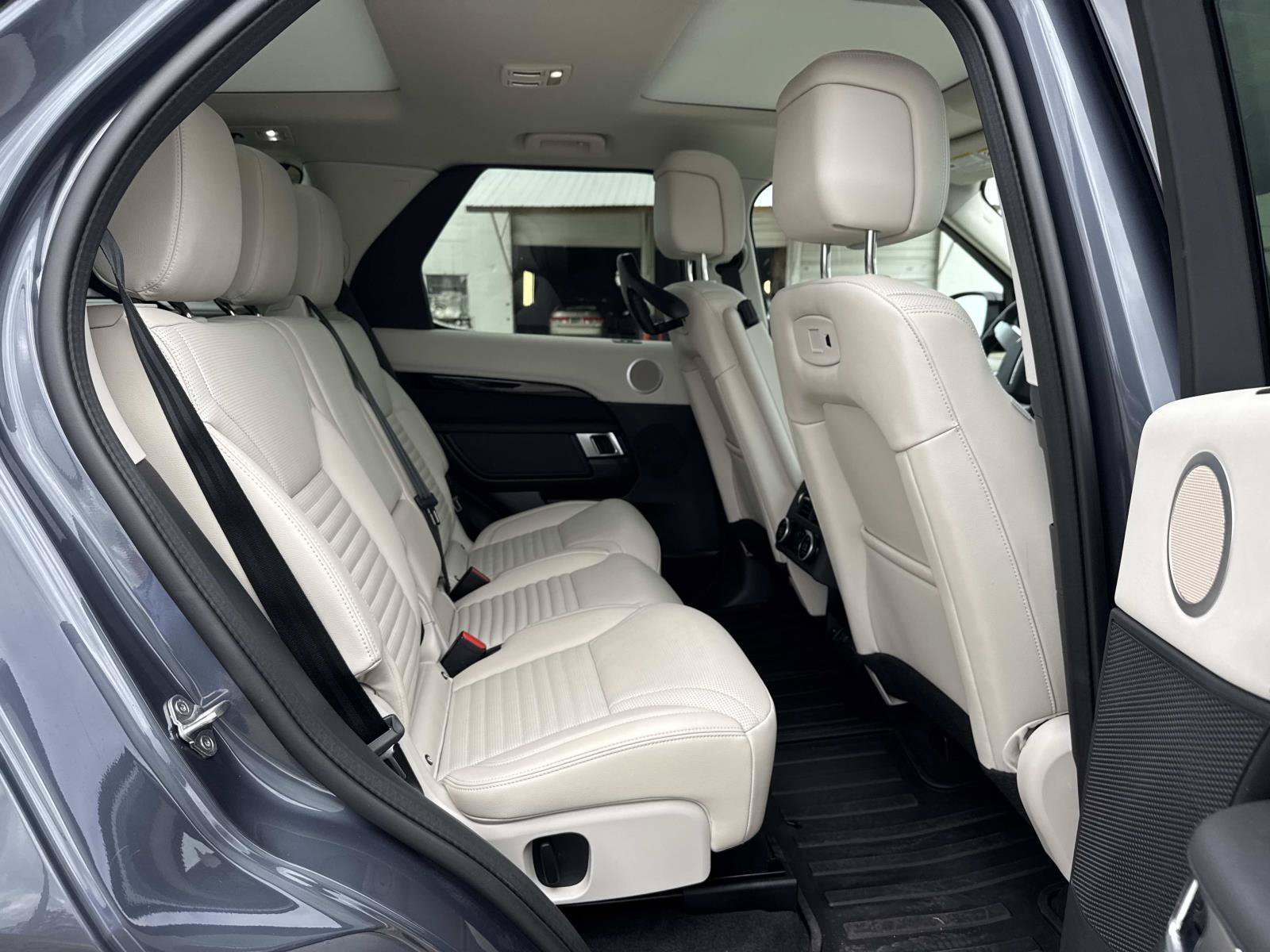 Used 2025 Land Rover Discovery S AWD/4WD image 9