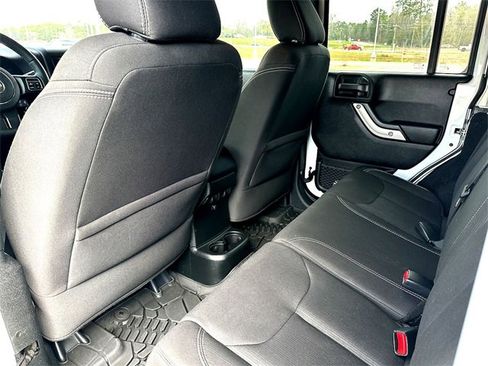 Used 2017 Jeep Wrangler Unlimited Sahara w/ Connectivity Group image 17