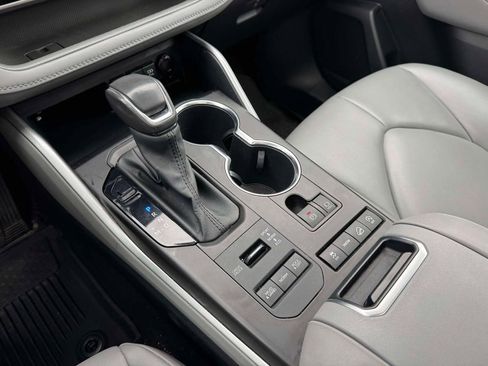 Used 2021 Toyota Highlander XLE image 30