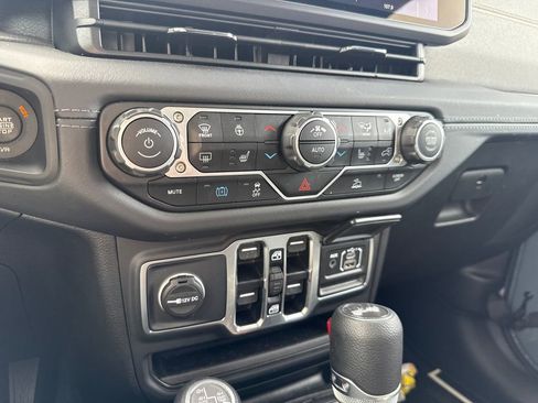 Used 2025 Jeep Wrangler Unlimited Sahara AWD/4WD image 18