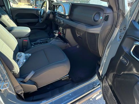 Used 2025 Jeep Wrangler Unlimited Rubicon 4xe w/ Safety Group image 19