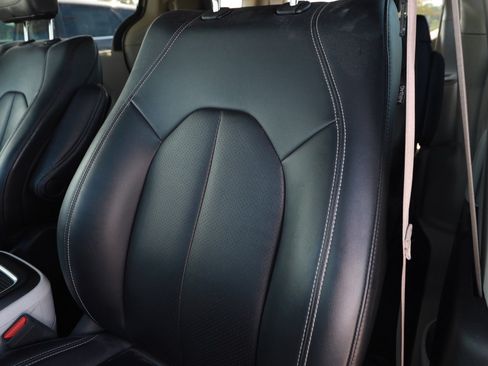 Used 2024 Chrysler Pacifica Touring-L FWD image 16