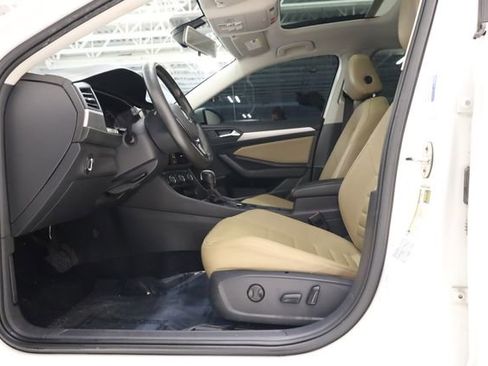 Used 2021 Volkswagen Jetta SE w/ SE Cold Weather Package image 10