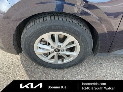 Certified 2024 Kia Carnival LX image 9