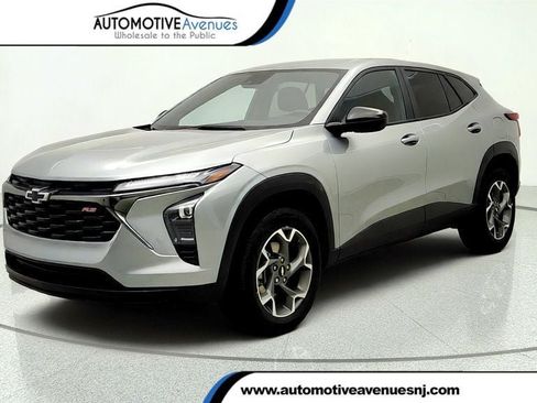 Used 2025 Chevrolet Trax RS FWD image 1