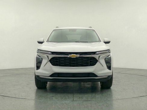 Used 2025 Chevrolet Trax LT image 2