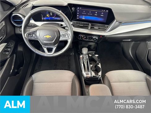 Used 2025 Chevrolet Trax LT w/ LT Convenience Package image 26