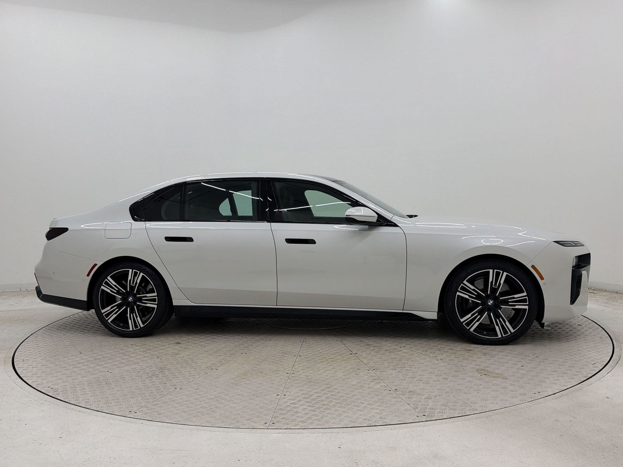 Used 2025 BMW 760i xDrive AWD/4WD image 8