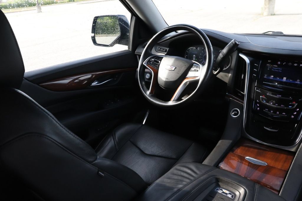 Used 2017 Cadillac Escalade Luxury AWD/4WD image 12