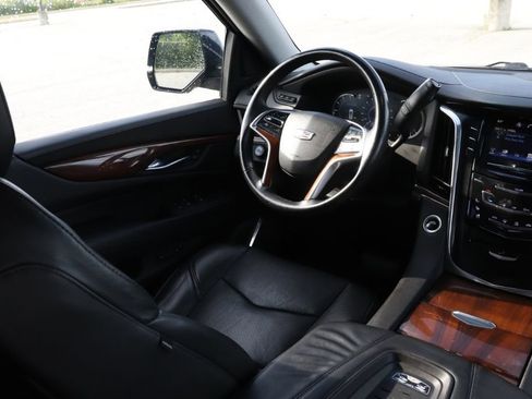 Used 2017 Cadillac Escalade Luxury AWD/4WD image 12