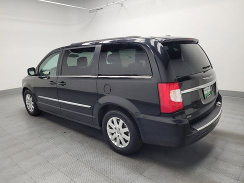 Used 2016 Chrysler Town & Country Touring image 3