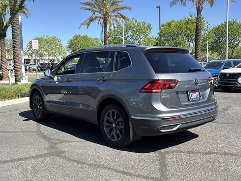 Used 2023 Volkswagen Tiguan SE w/ Panoramic Sunroof Package FWD image 3