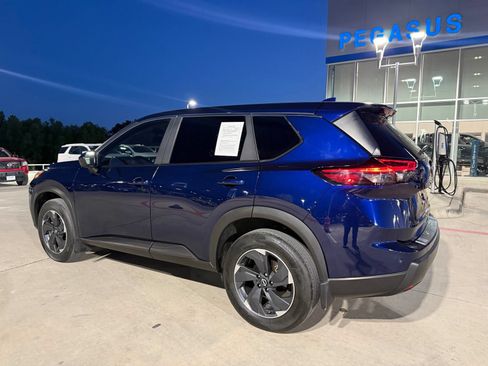 Used 2024 Nissan Rogue SV AWD/4WD image 3