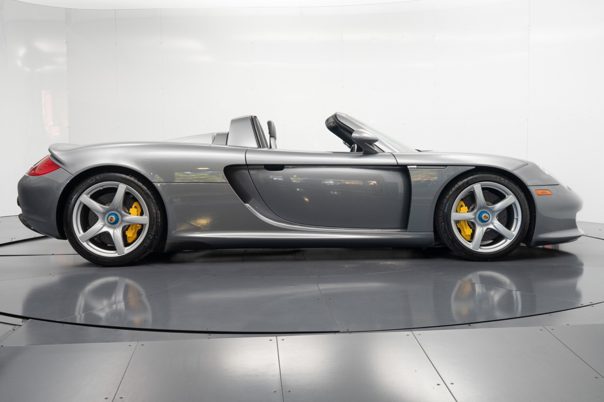 Used 2004 Porsche Carrera GT RWD image 2