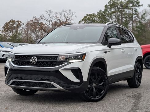 Used 2024 Volkswagen Taos SE w/ Panoramic Sunroof Package image 4