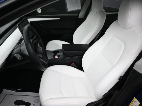 Used 2024 Tesla Model Y 2WD image 27