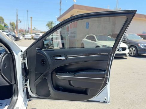 Used 2019 Chrysler 300 Limited RWD image 39