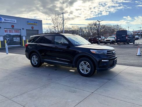 Used 2024 Ford Explorer XLT w/ Equipment Group 202A image 3
