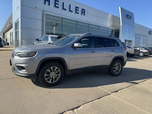 Used 2019 Jeep Cherokee Latitude Plus AWD/4WD image 3