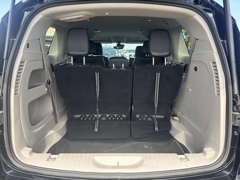 Used 2024 Chrysler Pacifica Touring-L FWD image 9