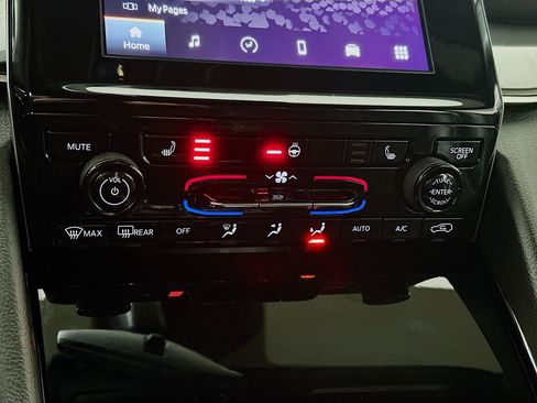 Used 2022 Jeep Grand Cherokee L Laredo image 15