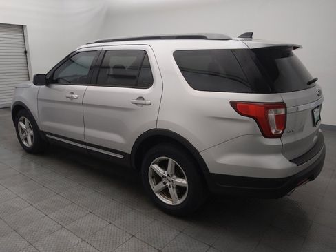 Used 2018 Ford Explorer XLT image 3
