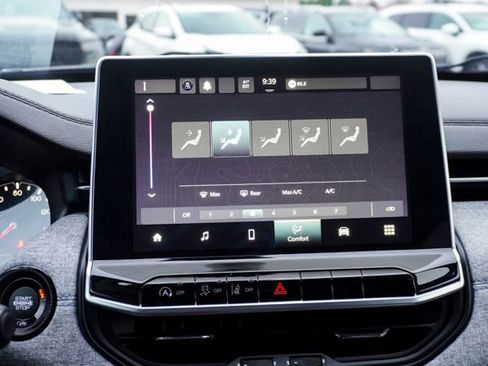 Used 2023 Jeep Compass Latitude image 14