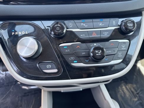 Used 2023 Chrysler Pacifica Touring-L FWD image 28