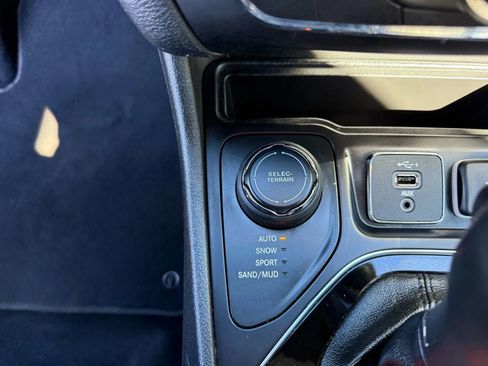 Used 2019 Jeep Cherokee Limited image 20