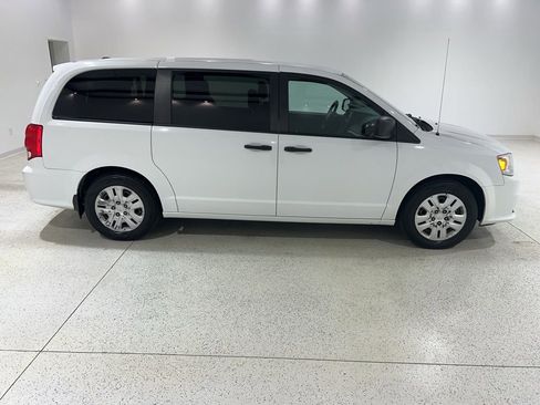 Used 2020 Dodge Grand Caravan SE w/ UConnect Hands-Free Group FWD image 6