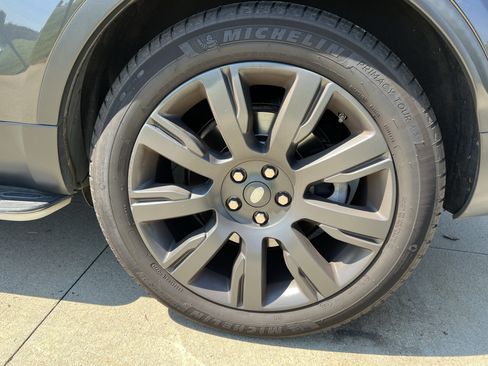 Used 2019 Land Rover Discovery HSE AWD/4WD image 13