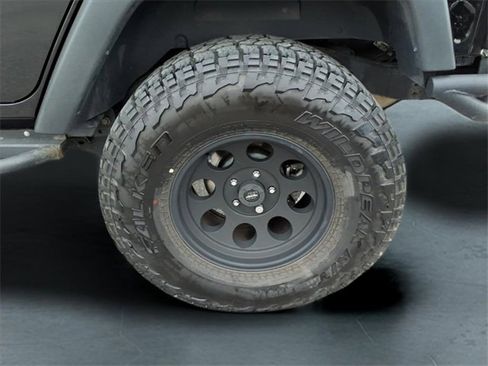 Used 2018 Jeep Wrangler Unlimited Rubicon w/ Connectivity Group image 5