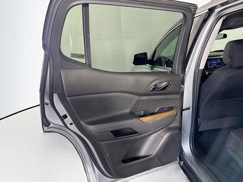 Used 2023 GMC Acadia SLE w/ Driver Convenience Package image 24