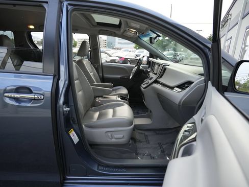 Used 2017 Toyota Sienna XLE Premium FWD image 32