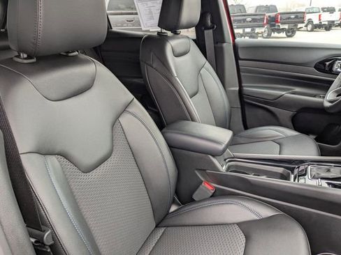 Used 2025 Jeep Compass Latitude w/ Altitude Special Edition image 13