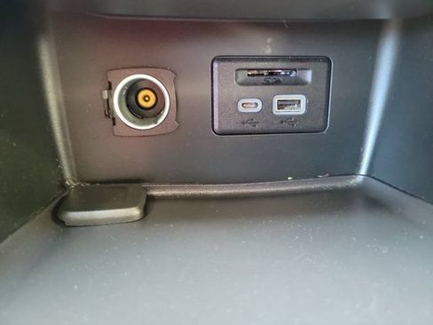Used 2023 GMC Acadia SLT FWD image 29