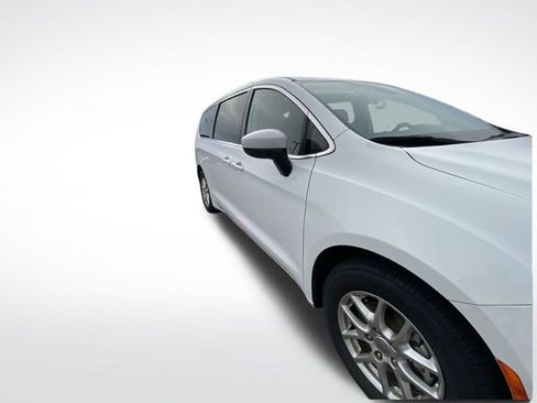 Used 2023 Chrysler Voyager LX image 12