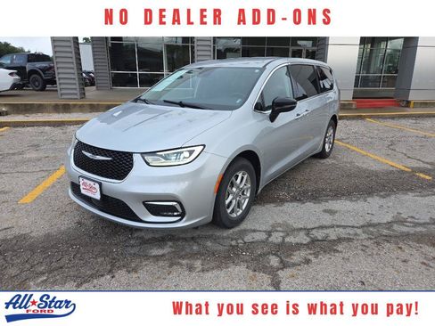 Used 2024 Chrysler Pacifica Touring-L FWD image 1