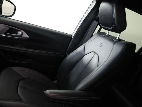 Used 2024 Chrysler Pacifica Select image 31