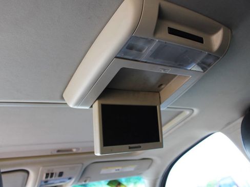 Used 2011 Chevrolet Suburban LT AWD/4WD image 30