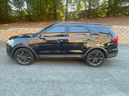 Used 2018 Ford Explorer XLT w/ Equipment Group 202A FWD image 8