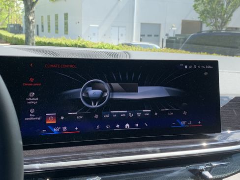 Used 2025 BMW X7 xDrive40i w/ M Sport Package image 32