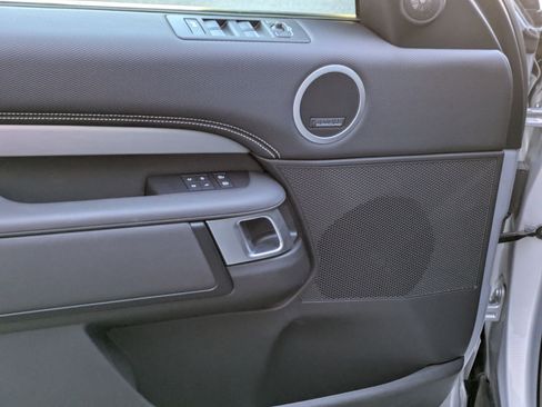 Used 2024 Land Rover Discovery Dynamic SE image 15